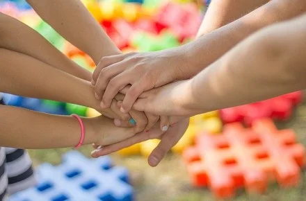 Hände die sich in der Mitte treffen